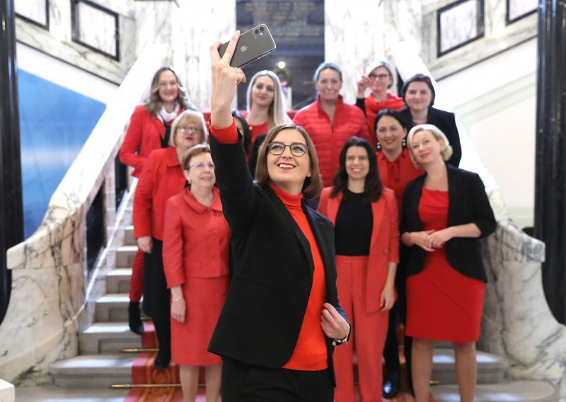 Zastupnice u Sabor stigle u crvenim haljinama i opalile selfie