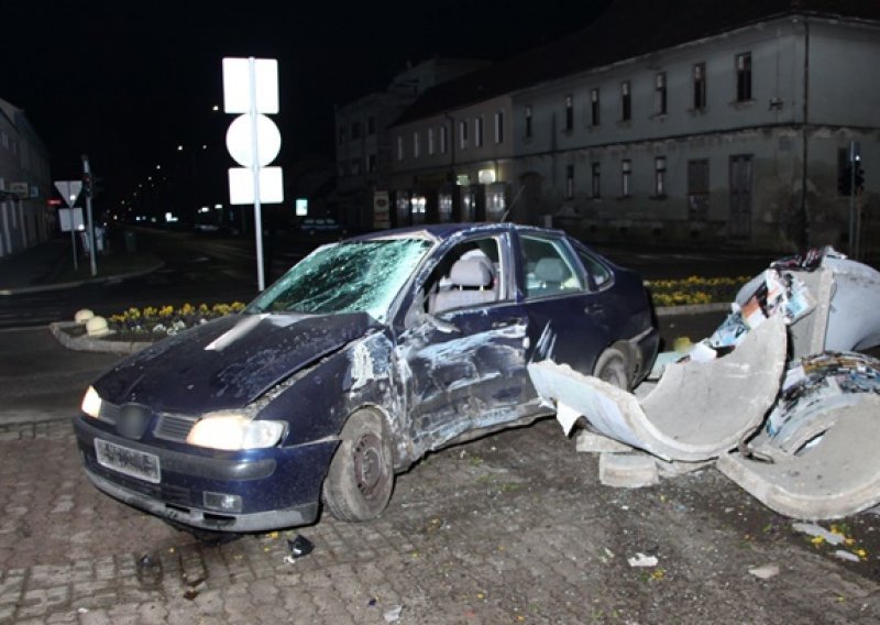 Maloljetnik bez vozačke dozvole autom se zabio u stup; teško je ozlijeđen, a zaradio je i prekršajnu prijavu