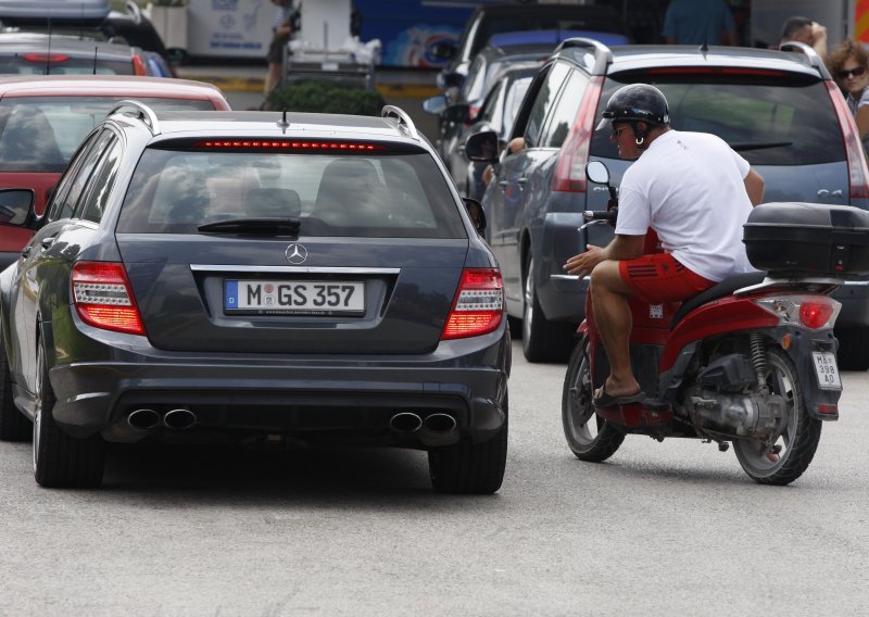 Suspendirani policajac otima goste u Makarskoj