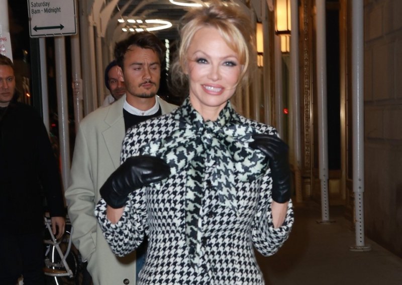 Nismo je nikad vidjeli u ovakvom izdanju: Pameli Anderson odlično pristaje i damski stil