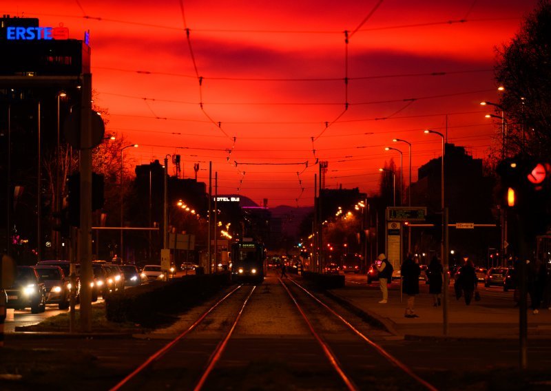 [FOTO] Nebo nad Zagrebom obojano u crveno: Pogledajte prekrasne prizore zalaska sunca nad metropolom