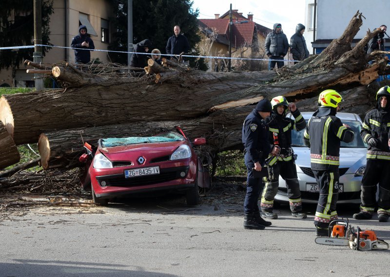 [FOTO/VIDEO] U Osijeku i Zagrebu zbog olujnog vjetra padala stabla i stupovi, oglasio se i Državni meteorološki zavod