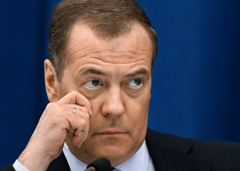 Medvedev: Zbog više američkog oružja cijela će Ukrajina gorjeti