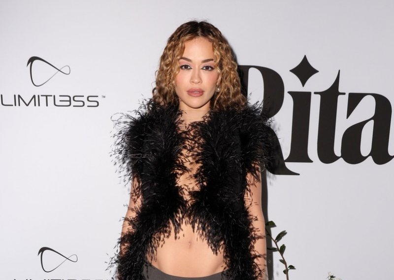 Ovaj outfit previše je čak i za nju: Rita Ora u prozirnoj haljini pokazala gaćice