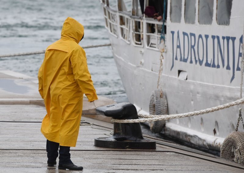 Upaljen crveni meteoalarm, čeka nas olujna bura, kiša i snijeg