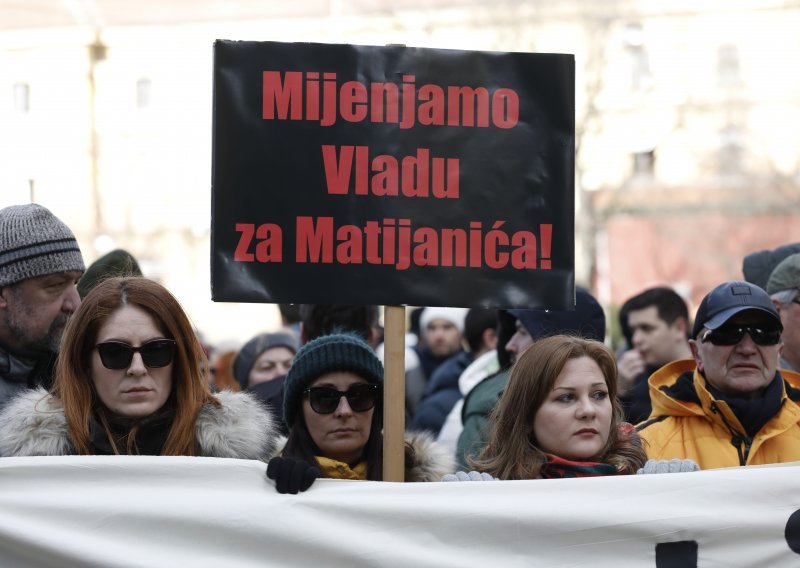 [FOTO/VIDEO] Prosvjed zbog smrti novinara Matijanića: Poručujemo AP da je ovo tema koju nikada nećemo zaboraviti