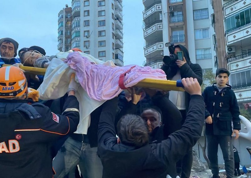 [VIDEO/FOTO] Snimke iz Turske šokirale svijet. Ispod ruševina je još puno ljudi