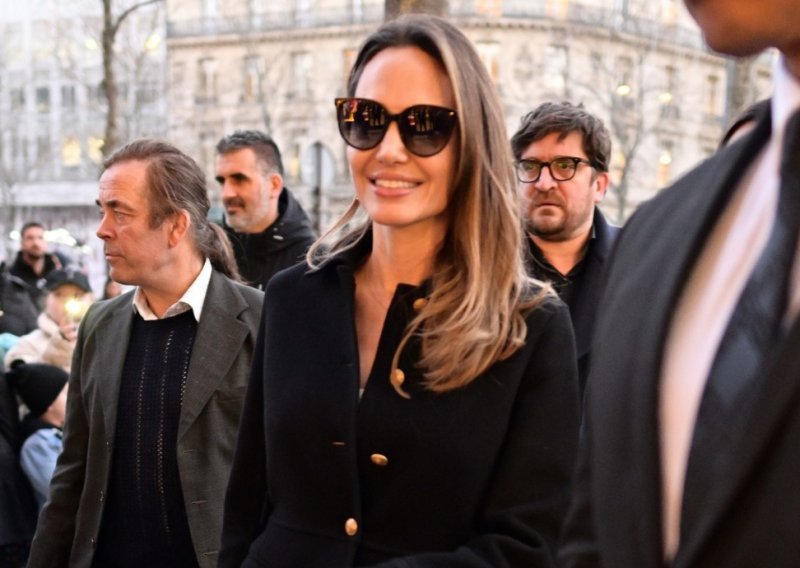 Modni minimalizam Angeline Jolie formula je od koje slavna ljepotica ne odstupa, a ova kombinacija je vječna