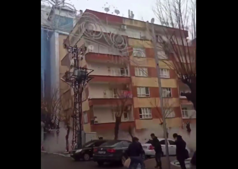 [VIDEO] Satima nakon razornog udara stambena zgrada u Sanliurfi samo se urušila