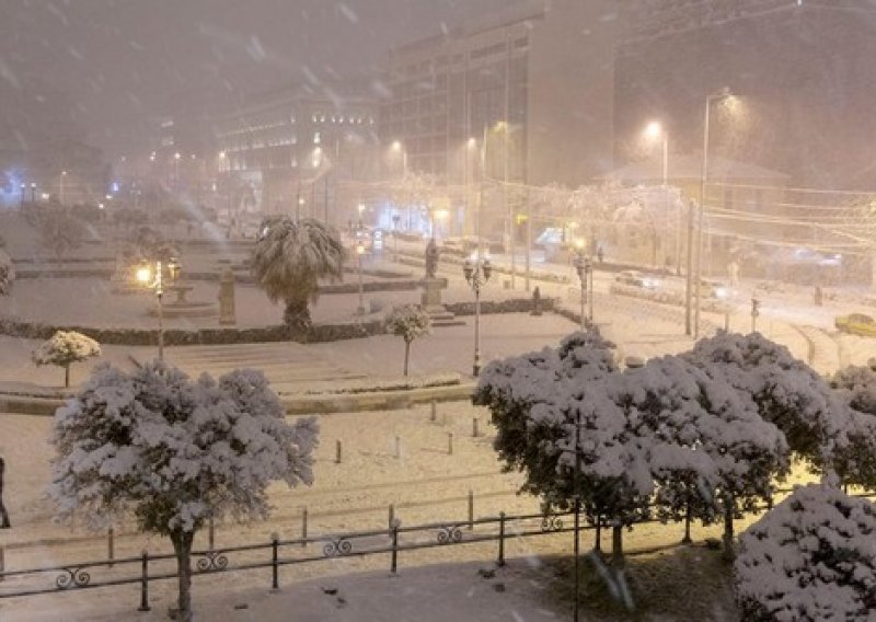 Snježna oluja Barbara poharala Atenu, zatvorene škole i dućani, promet u kaosu