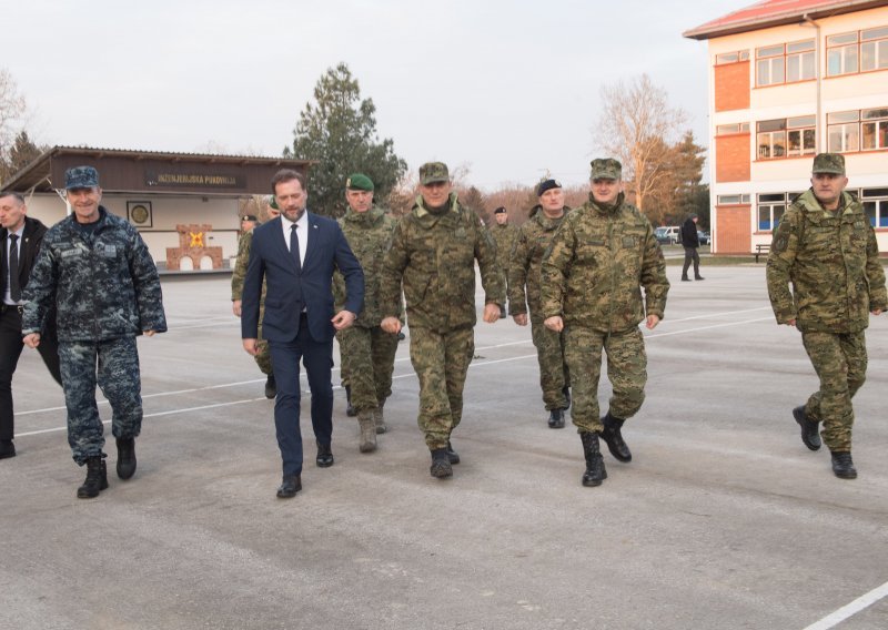Ministar Banožić s pripadnicima HRVCON-a koji se upućuju u NATO aktivnost u Mađarsku