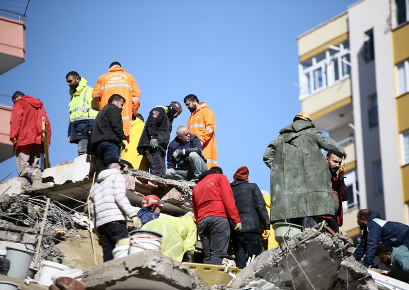 Rusija šalje spasilačke timove u Siriju i Tursku nakon potresa