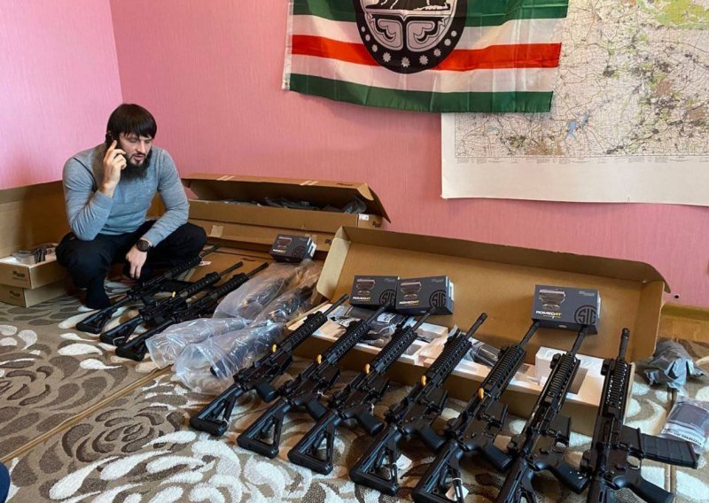 Čečeni koji ratuju na strani Ukrajine pohvalili se novim kontingentom popularnih pušaka, koristi ih i srpska policija