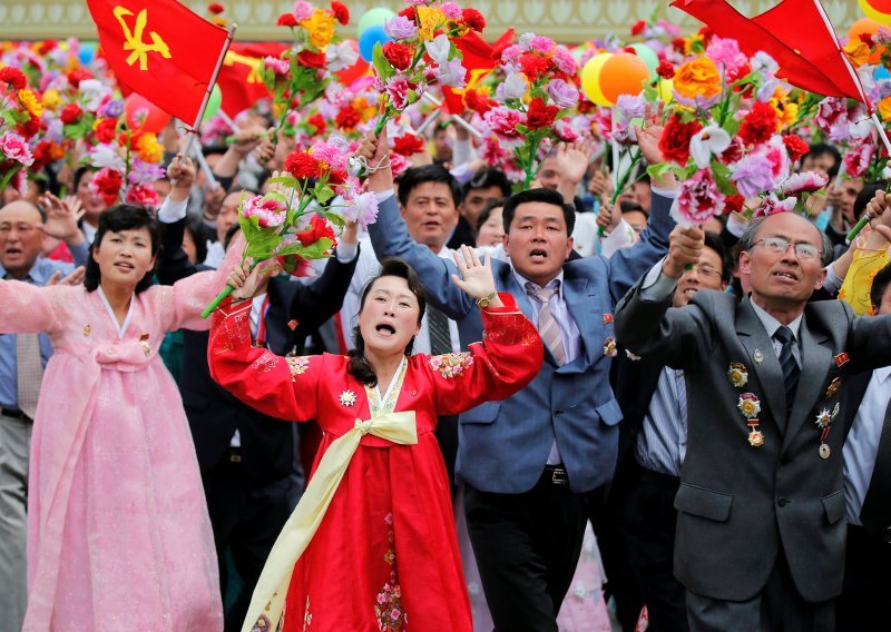 U čast Kim Jong-Una civilna parada s kartonskim raketama