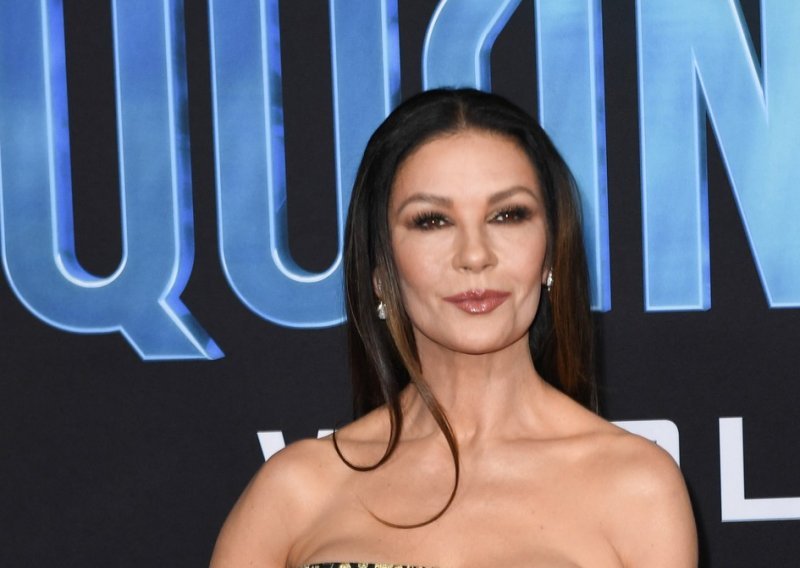 Svu pažnju opet je privukla lijepa Catherine Zeta-Jones u dramatičnoj haljini stvorenoj za crveni tepih