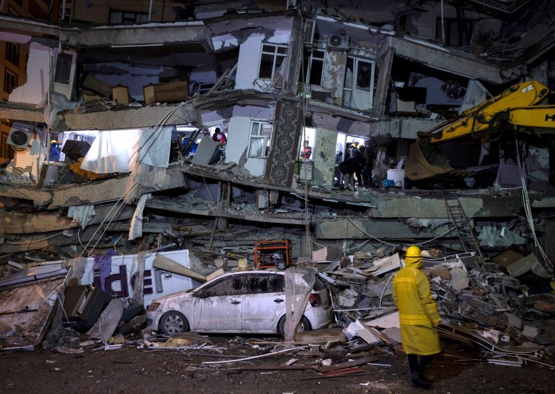 Broj poginulih u potresu u Turskoj i Siriji veći od osam tisuća. Objavljene satelitske snimke prije i poslije razornih potresa