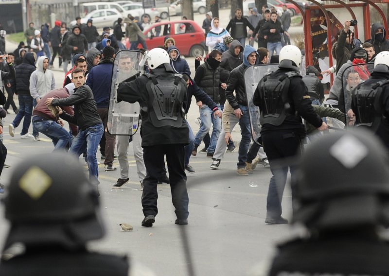 Albanci zapalili autobus, pa se sukobili s policijom