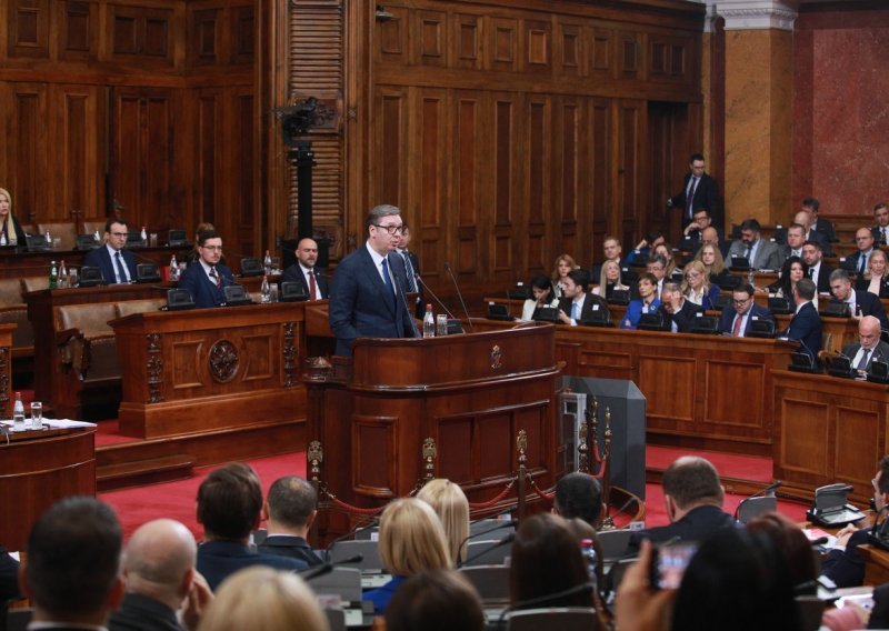 Srbija pred novim izborima, vadi se teška artiljerija: Zastupnik SPS-a na sjednici gleda pornografiju, a Vučić djeluje pripito