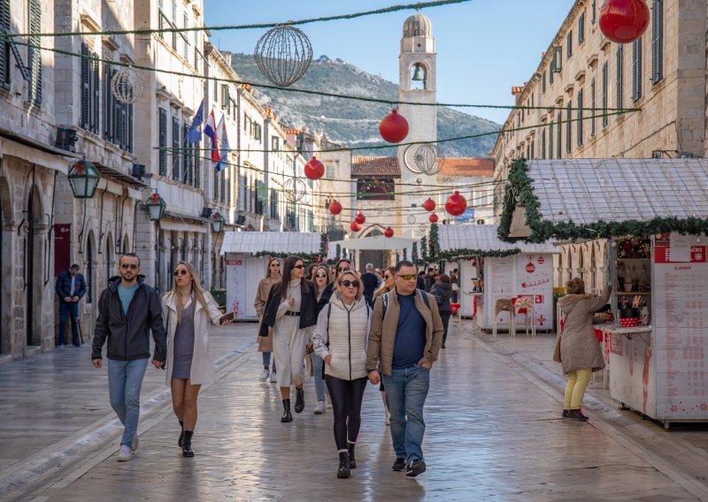 U komercijalnom smještaju lani boravilo 17,7 milijuna turista, ostvarili više od 90 milijuna noćenja