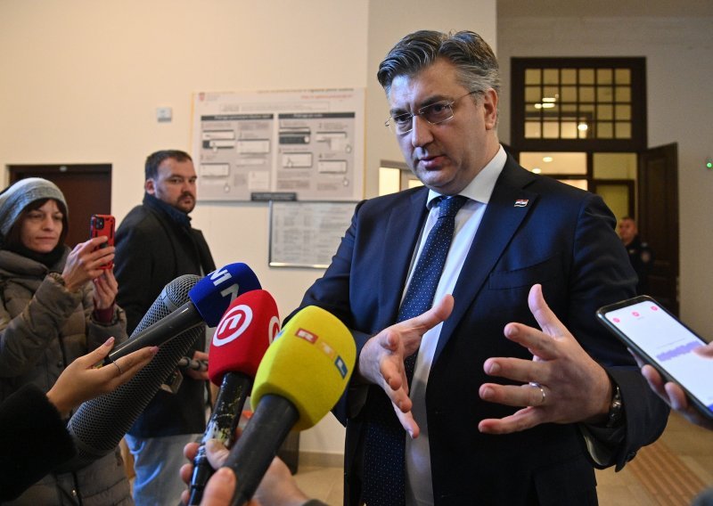 [VIDEO/FOTO] Plenković o novim porukama: Smiješno je, to nema veze sa mnom