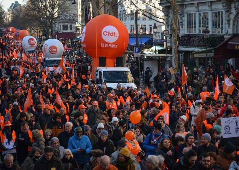 [FOTO] Francuski narod opet prosvjedao protiv Macronove mirovinske reforme, na ulice izašlo najmanje 750.000 ljudi
