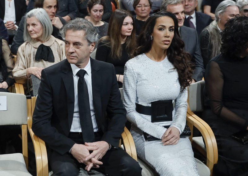 Atraktivna partnerica slovenskog premijera Roberta Goloba pripijenom haljinom istaknula vitku figuru