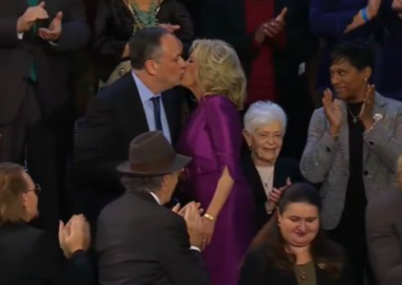[VIDEO] Bidenov govor o stanju nacije: Društvene mreže gore zbog poljupca prve američke dame i supruga potpredsjednice Harris