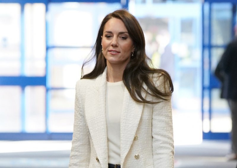 Sportska elegancija Kate Middleton: U Veja tenisicama i Zarinom sakou kojeg ima u dvije boje