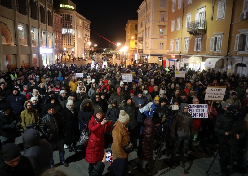 [FOTO/VIDEO] U Rijeci mirni prosvjed protiv nasilja u društvu: 'Mijenjamo vladu za rampu na Platku'