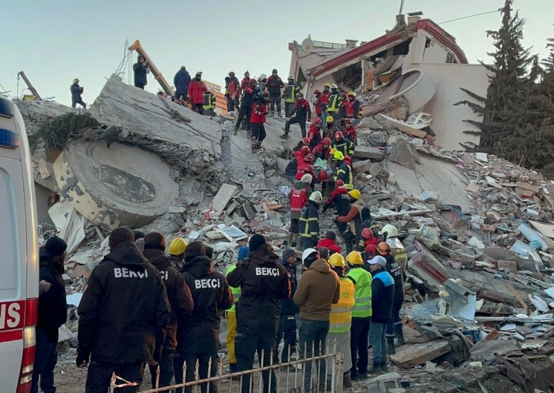 Više od 15 tisuća mrtvih u razornim potresima u Turskoj i Siriji