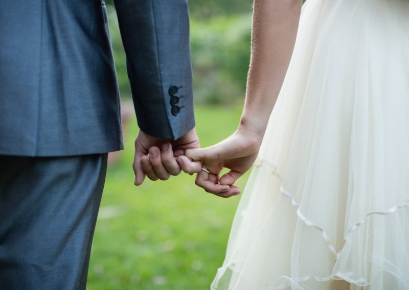 U Hrvatskoj sve manje vjerskih brakova, a sve više vanbračne djece
