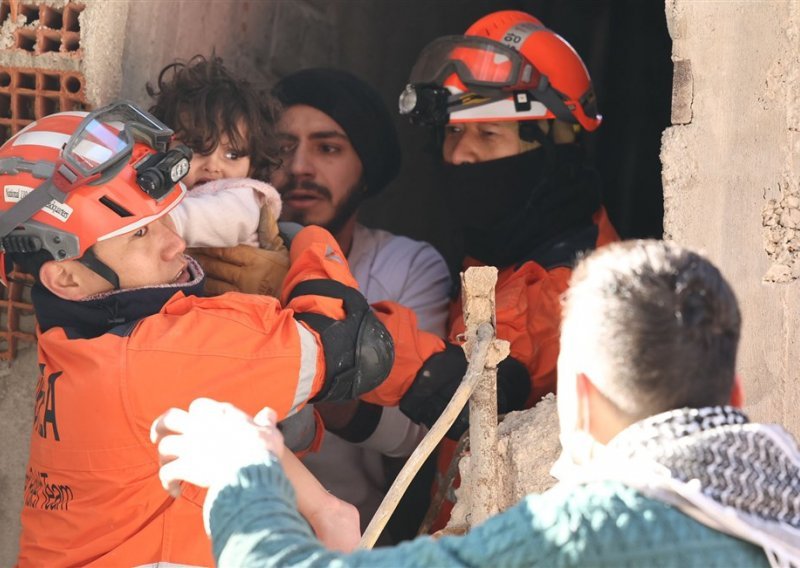Gubi se nada da su preživjeli ljudi ispod ruševina u Turskoj i Siriji, broj mrtvih raste