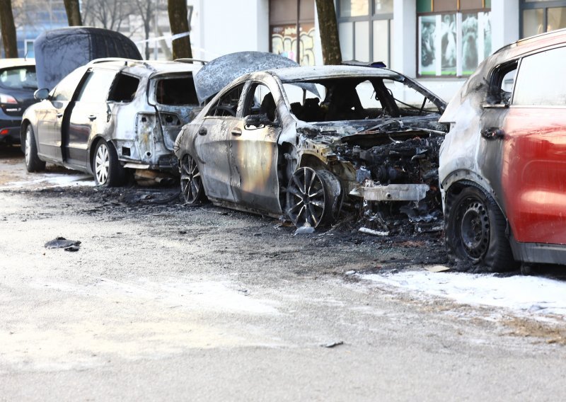 [VIDEO/FOTO] Burna noć u Utrini, gorjeli autombili