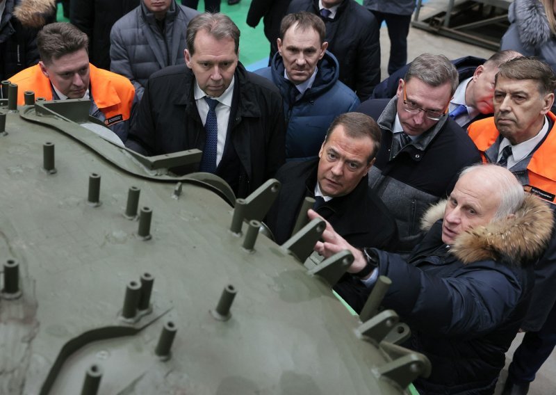 Medvedev: Naš protivnik moljaka tenkove i zrakoplove po inozemstvu. Imamo odgovor