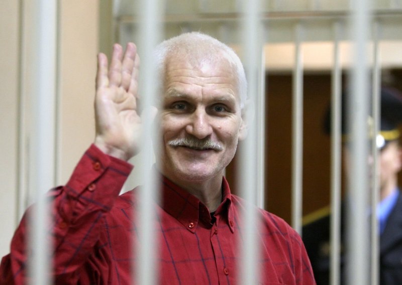 Bjeloruski tužitelj zatražio 12 godina zatvora za nobelovca Bjaljatskog