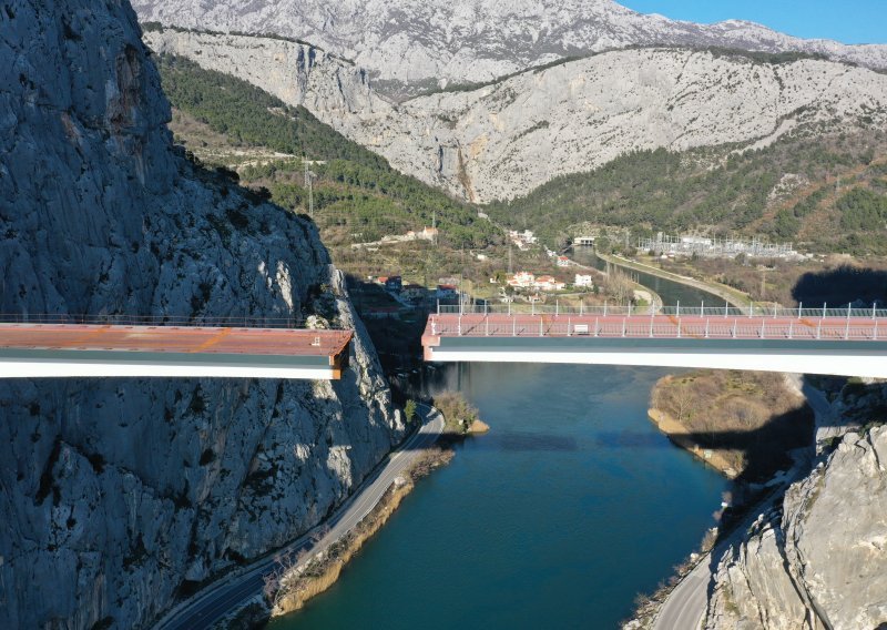 [FOTO/VIDEO] Pogledajte kako izgledaju zadnji dani spajanja mosta kod Omiša na 70 metara nadmorske visine