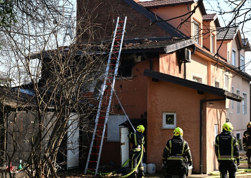 [FOTO] Buknuo požar u napuštenom objektu na Miramarskoj, jedna osoba se nagutala dima