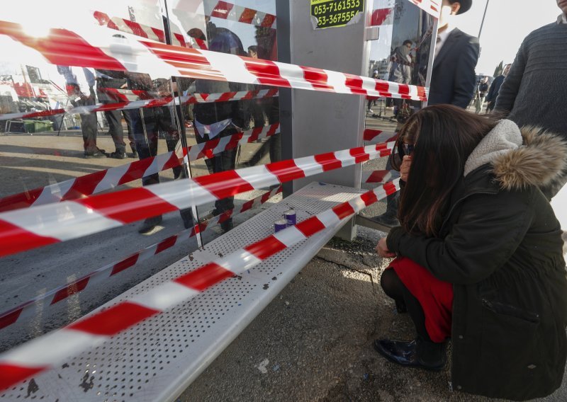 Palestinac se zabio vozilom u autobusnu stanicu kod Jeruzalema, dvoje mrtvih