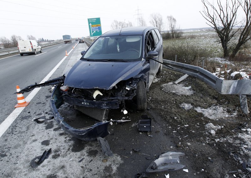 Izazvala dva sudara pa je udarili auto i kamion