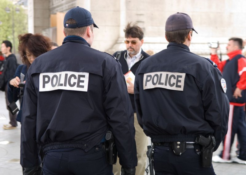 Muškarac u Parizu pucao s balkona pa se zabarikadirao, dio grada zatvoren