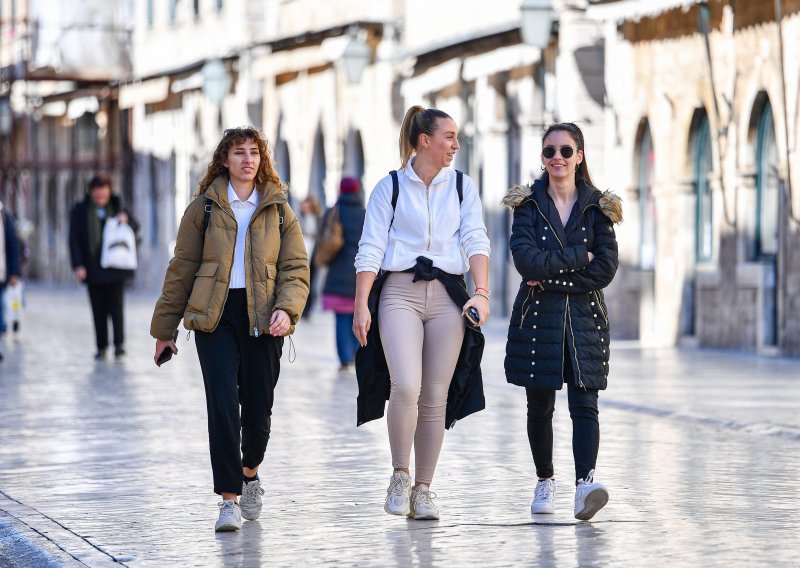 [FOTO] Toplo i udobno: Zimska 'oprema' je tu, Dubrovčani su za špicu uvijek spremni