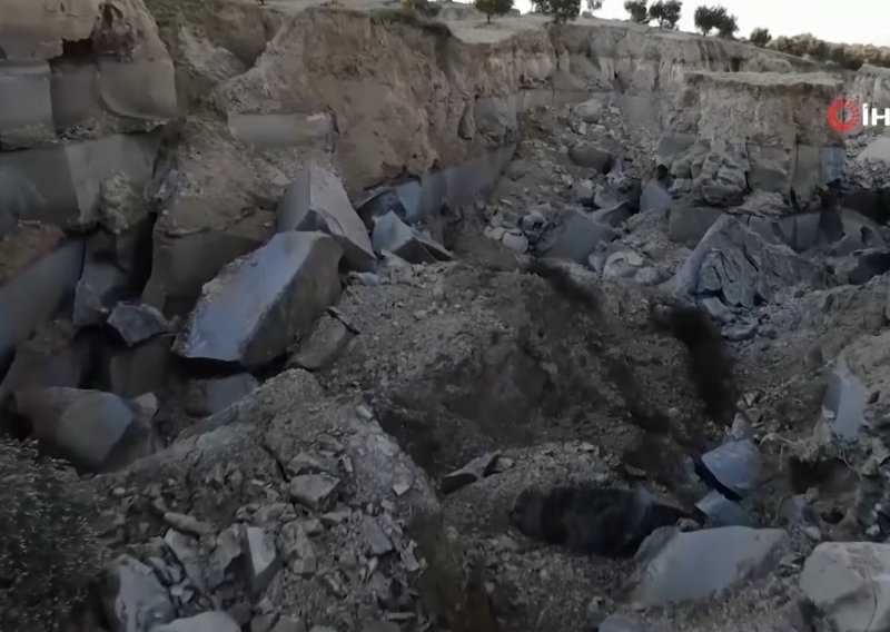 [VIDEO] Pogledajte snimku koja najbolje pokazuje razornu snagu potresa u Turskoj i Siriji: Otvorila se golema pukotina