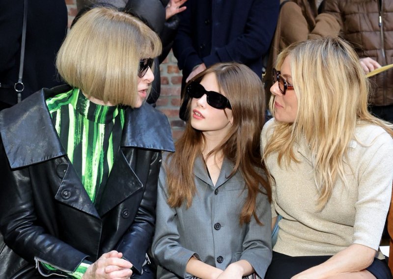 U društvu Anne Wintour na modnoj reviji: Ne zna se tko je veća trendseterica - Sienna Miller ili njezina kći Marlowe