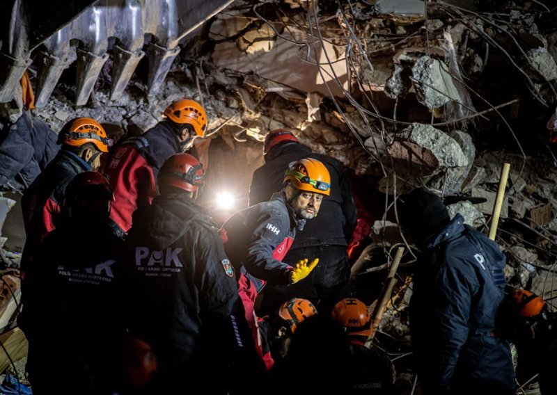 Spasioci u Turskoj radili cijelu noć, šanse za preživjele sve manje