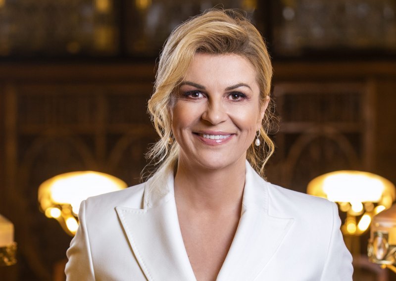 Zanimljiv natpis: Pogledajte u kakvoj je majici Kolinda Grabar-Kitarović pratila nogometnu utakmicu