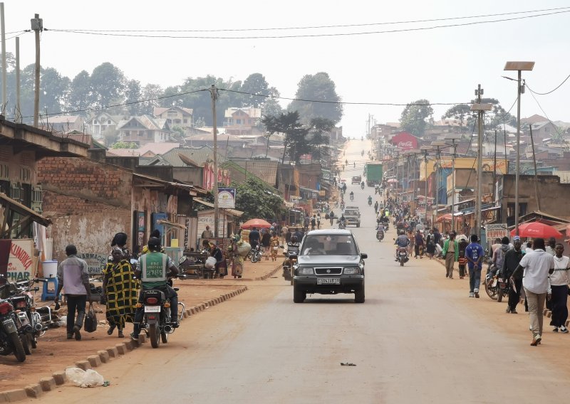 Militanti u Ugandi ubili 25 ljudi u napadu na školu