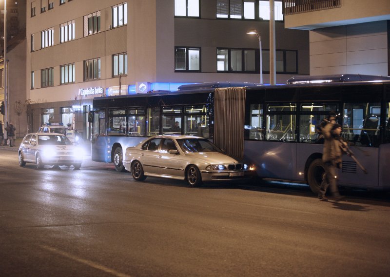 Vozaču pozlilo, zabio se u autobus pa preminuo u vozilu Hitne