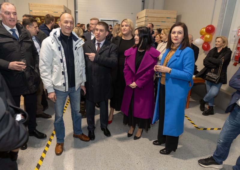 [FOTO] Butković i Vučković u Gospiću otvorili veliko skladište krumpira