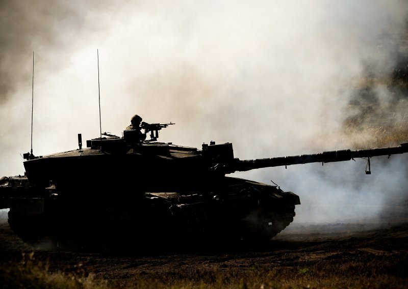 Ukrajina se naoružava: Na ratište stigli prvi britanski tenkovi Challenger