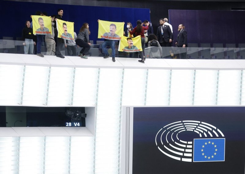 [FOTO/VIDEO] Prokurdski aktivisti prekinuli sjednicu Europskog parlamenta, Metsola poručila: 'Ovo nije način da se privuče pozornost!'